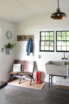 Modern Farmhouse Lau